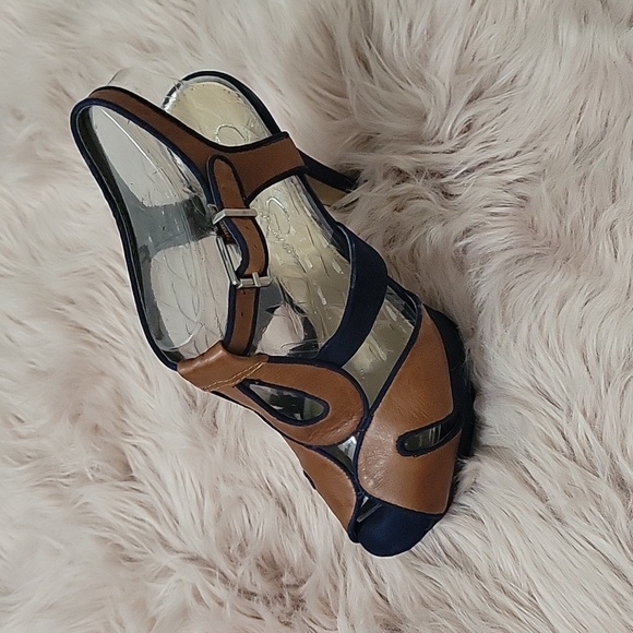 Tan/Navy Blue Heel. Size 81/2 - Picture 2 of 4